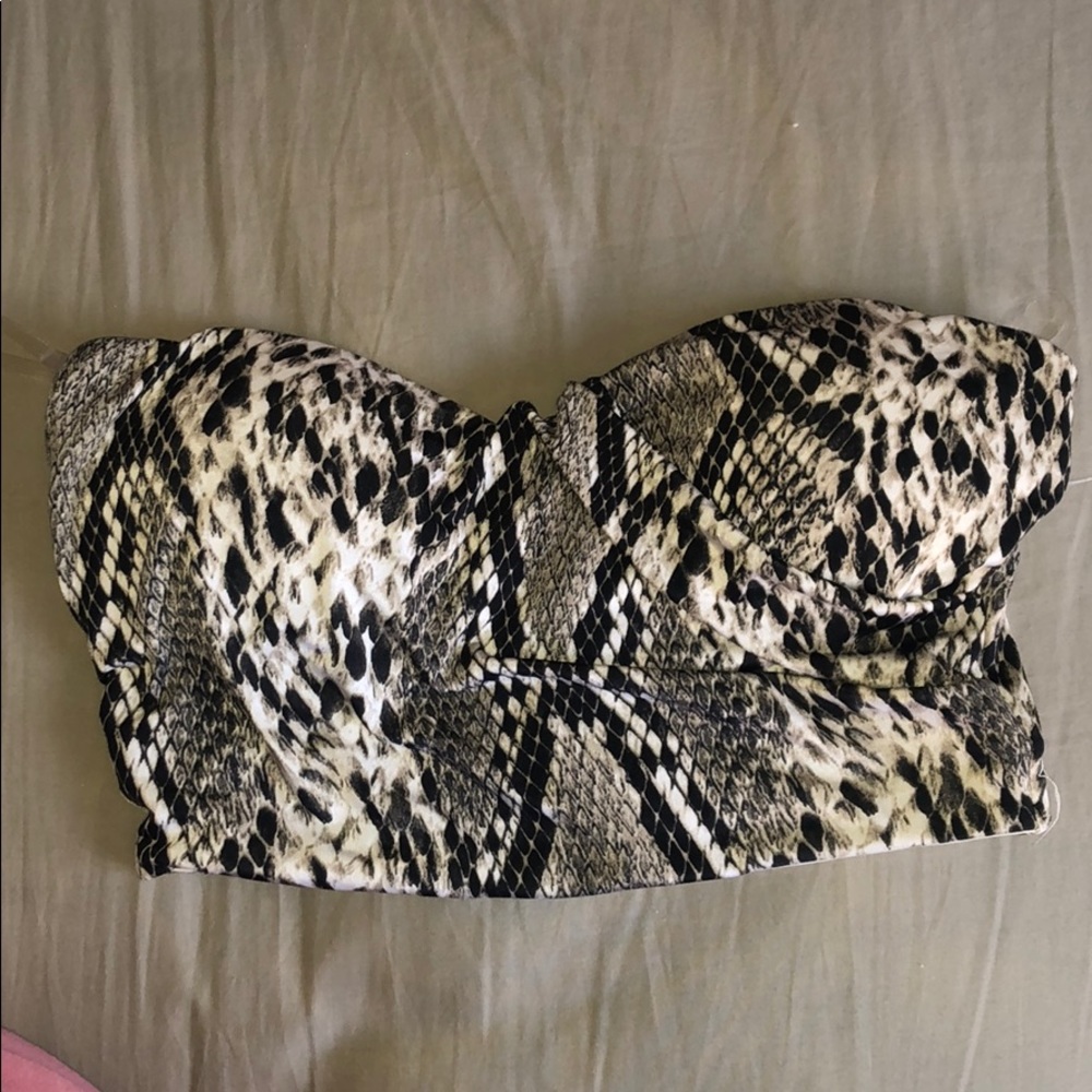 Snake print strapless shirt !